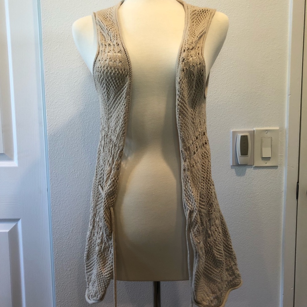 Sleeveless cardigan • Tan